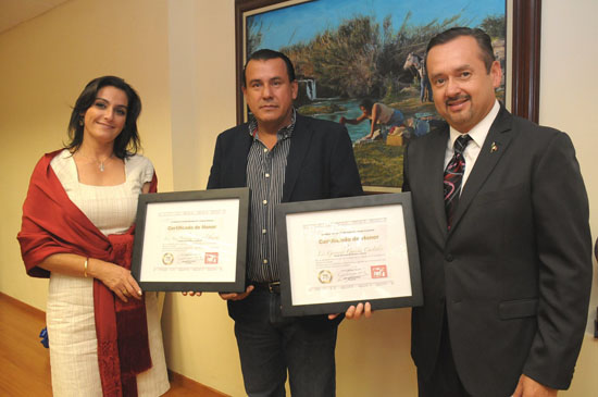 Reciben Alcalde y su esposa reconocimientos por la Federación Canófila Mexicana A.C. 