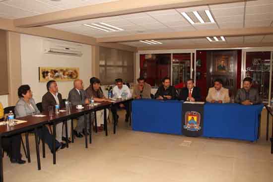 Rector toma protesta al presidente de la Academia de Directores de la Unidad Saltillo periodo 2014-2015 