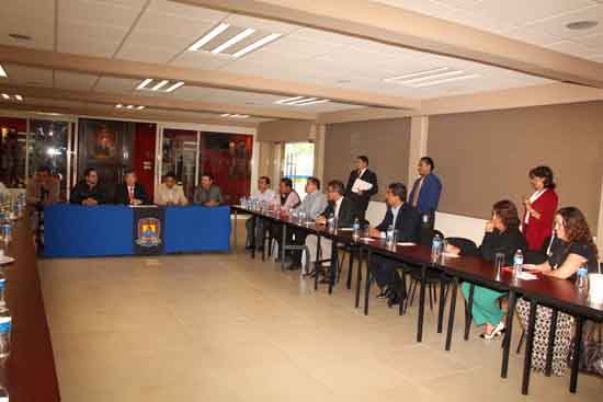 Rector toma protesta al presidente de la Academia de Directores de la Unidad Saltillo periodo 2014-2015 