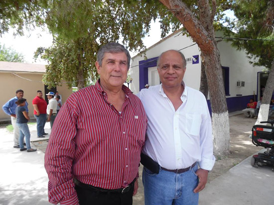 Salvador Lozano alcalde municipal y Emilio Mendoza delegado federal de SEDESOL realizan recorrido por diferentes ejidos del municipio 