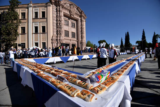 Comparten 700 Saltillenses Gran Rosca de Reyes junto a Isidro López 