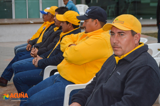 Entrega delegado de CONAFOR equipamiento a brigadistas forestales en Acuña 