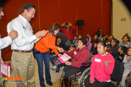 Entregan presidenta DIF Acuña y DIF Coahuila apoyos a personas con discapacidad 