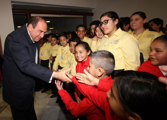 Mantiene gobernador su compromiso con la niñez y juventud de Coahuila 