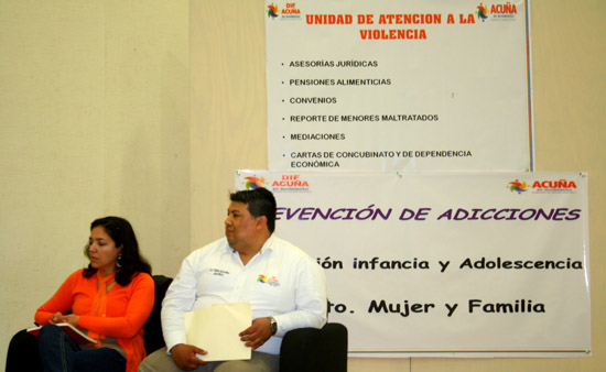 Preside sistema DIF conferencia contra adicciones en Infoteca municipal 