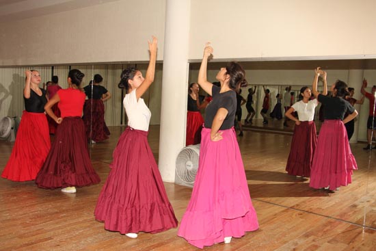 Representar a México a través del baile es de gran orgullo para el Ballet Folklórico de la UA de C 