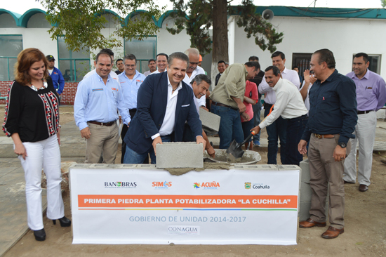 Coloca Lenin Pérez primera piedra de nueva planta potabilizadora en Acuña 