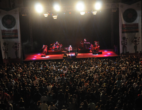 Disfrutan miles de laguneros concierto de Fito Páez en el Festival Internacional de las Artes Julo Torri 