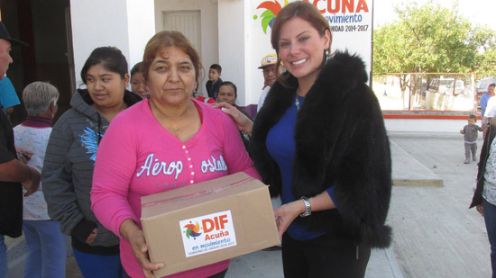 Entrega despensas saludables la presidenta del DIF Acuña Esther Talamás 