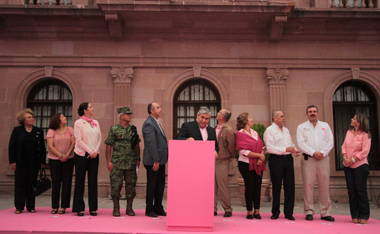 Iluminan Palacio de Gobierno en pro de lucha contra el cáncer 