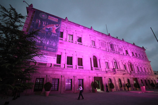 Iluminan Palacio de Gobierno en pro de lucha contra el cáncer 