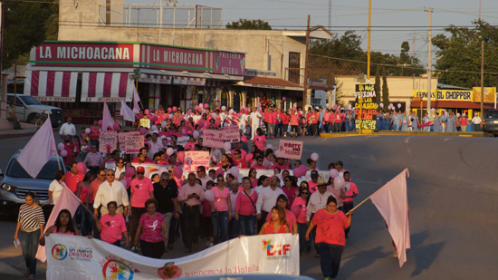 Se unen y marchan contra el cáncer de mama 