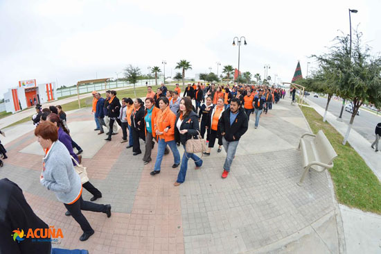 Autoridades municipales encabezan marcha en contra de la violencia hacia la mujer 