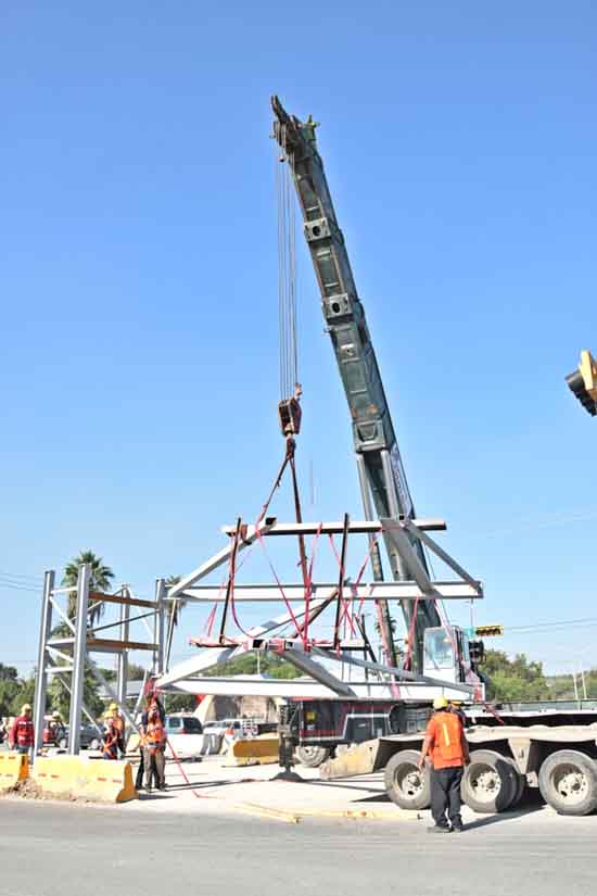 Continúan los trabajos de instalación de la base del monumento a Madero 