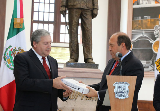 El gobernador Rubén Moreira Valdez entregó su IV Informe de Gobierno al Congreso 