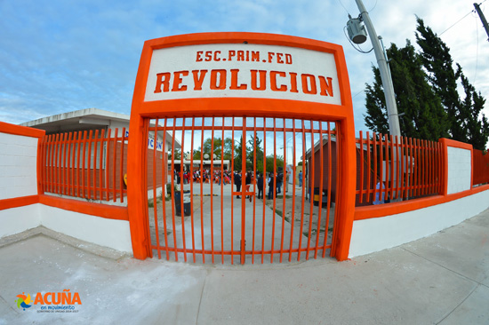 Entrega alcalde Lenin Pérez barda perimetral en primaria “Revolución” 