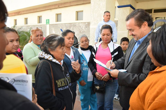 Escucha Alcalde de Monclova a vecinos de la Colonia Esperanza 