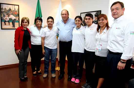 Felicita gobernador a estudiantes ganadores de Feria de las Ciencias 