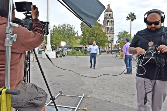 Filma el Alcalde Licenciado Gerardo García videos del Segundo Informe en la Plaza Principal 