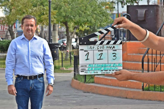 Filma el Alcalde Licenciado Gerardo García videos del Segundo Informe en la Plaza Principal 