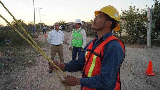 Supervisa alcalde César Gutiérrez obras de electrificación 