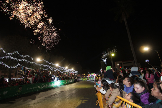 Disfrutan más de 200 mil personas en Saltillo desfile “Coahuila Brilla 2015” 