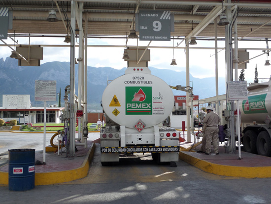 Pemex dona cerca de 14 millones de pesos en asfalto y combustibles al gobierno de Coahuila 