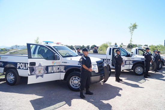 Entrega gobierno municipal  patrullas nuevas y equipamiento  