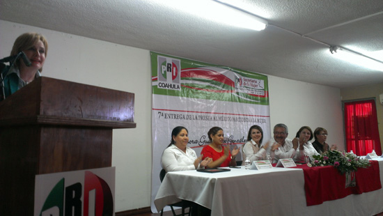 Entrega Azucena Ramos presea al mérito partidista de la mujer 