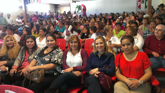 Entrega Azucena Ramos presea al mérito partidista de la mujer 