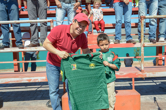 Ricardo Aguirre entrega uniformes para todos 