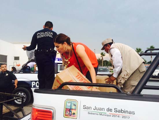 Entrega DIF San Juan de Sabinas ayuda a damnificados de Acuña 