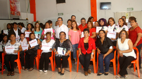 Imparten con éxito seminario de “colorimetría” en centros comunitarios 
