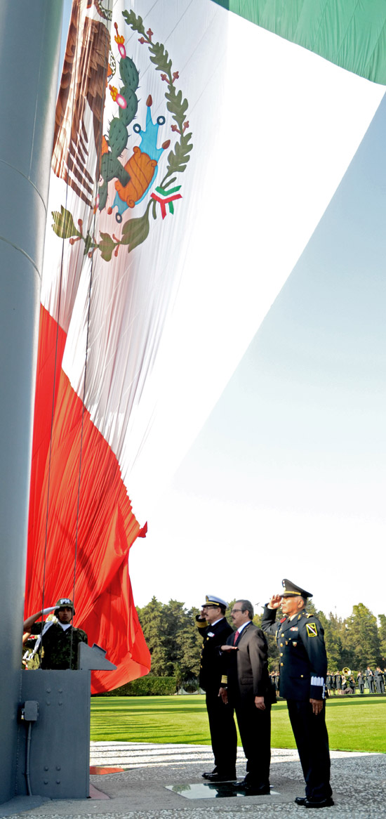      Preside titular de la SAGARPA ceremonia de izamiento de Bandera, previa a conmemoración del “5 de Mayo”