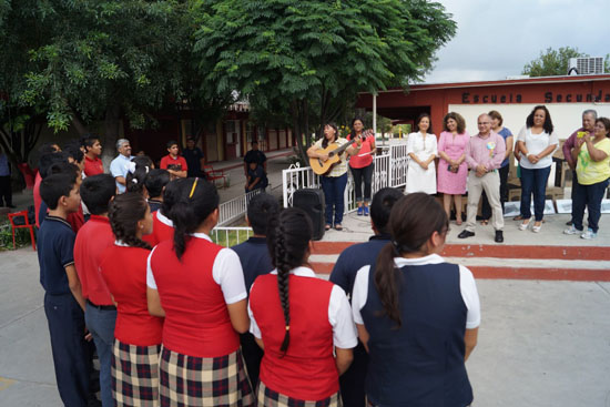 Continúan apoyos para estudiantes en San Juan de Sabinas 