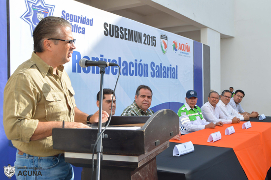 Entrega alcalde Lenin Pérez re-nivelación salarial y uniformes a seguridad pública 