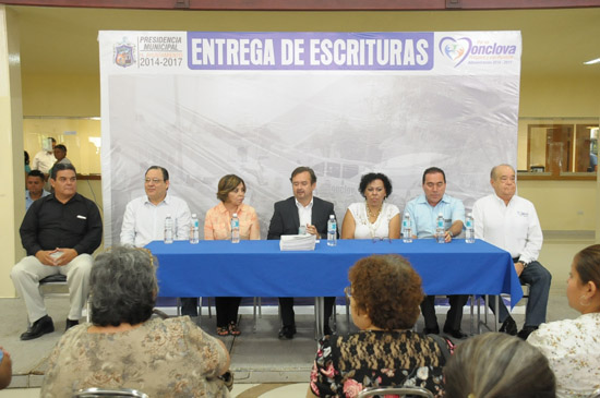 Entrega Alcalde Licenciado Gerardo García Castillo escrituras a familias monclovenses 