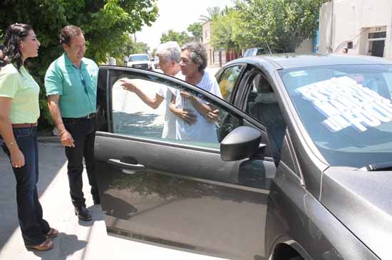 Entrega el Alcalde los automóviles que se rifaron a contribuyentes cumplidos del predial 