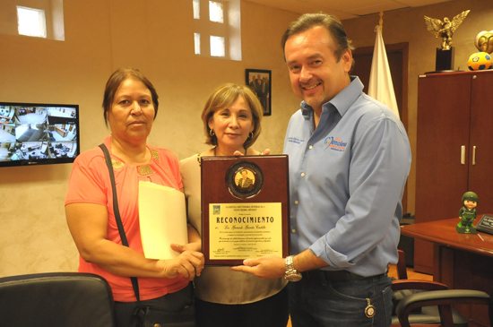Entregan reconocimiento la Secundaria 4 al Alcalde Licenciado Gerardo García Castillo 