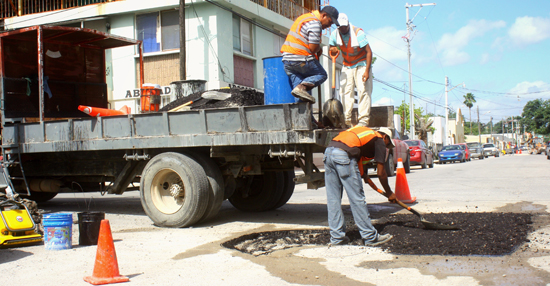 Intensifica administración municipal trabajos de bacheo y limpieza en toda la ciudad 