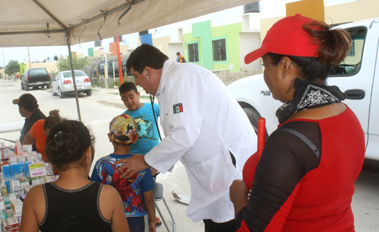 Lleva salud municipal brigada médica a col. “Santa Rosa” 