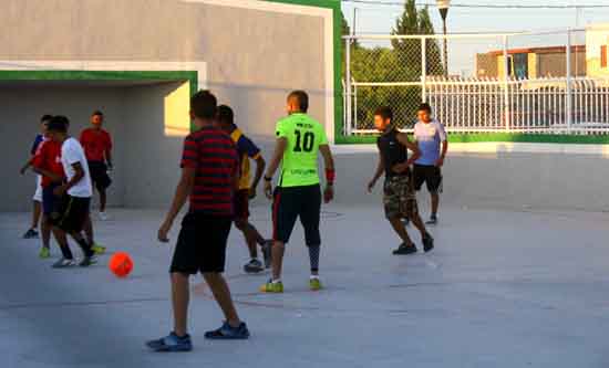 Promueven centros comunitarios práctica del deporte en jóvenes 
