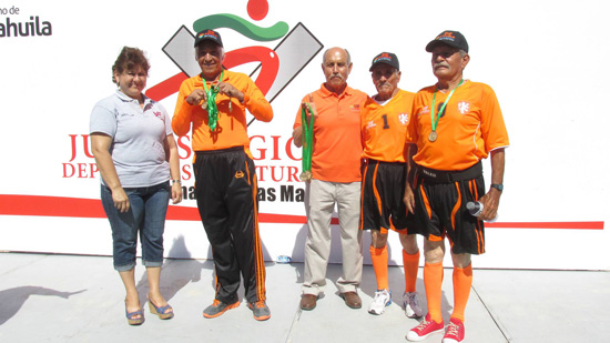 Recibe DIF Acuña a adultos mayores participantes de los Juegos Regionales 