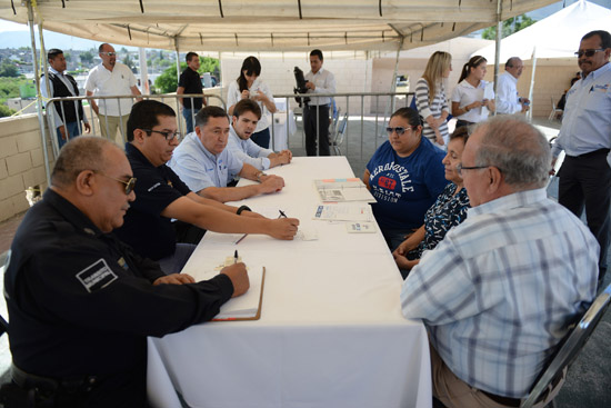 Atiende Alcalde a familias del sector Miguel Hidalgo 