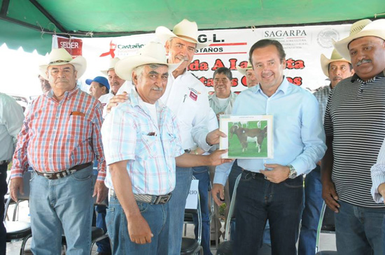 Recibe Monclova 6 certificados y credenciales de fierro de herrar para productores ganaderos 