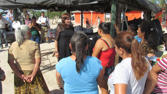 Visita presidenta del DIF Acuña a pobladores del Ejido Calles 