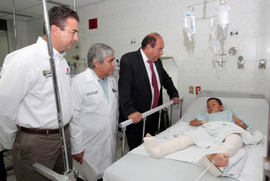 Visita Rubén Moreira hospitalizados en accidente de Mazapil 