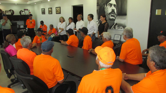 Visitan adultos mayores de los Juegos Regionales Deportivos al alcalde Evaristo Lenin 