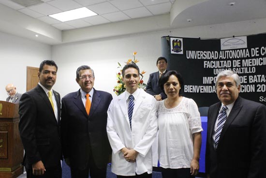 Con Imposición de Batas, da Bienvenida Facultad de Medicina a Nuevos Estudiantes 