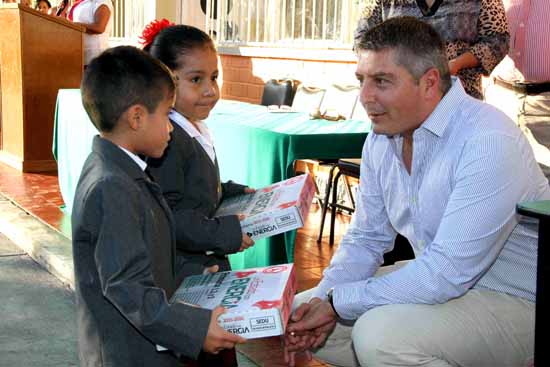 Encabeza Rubén Moreira Valdez entrega de útiles escolares en el estado 